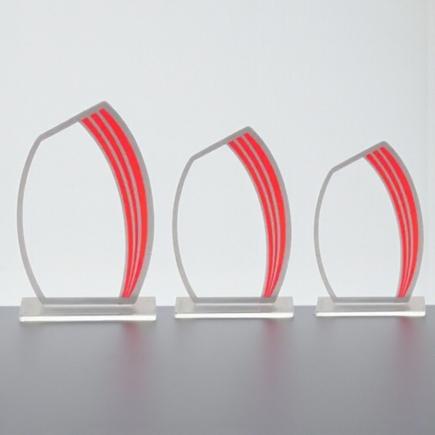 Glastrophäe Xsandra als 3er Serie aus klarem Glas mit roten Glaselementen