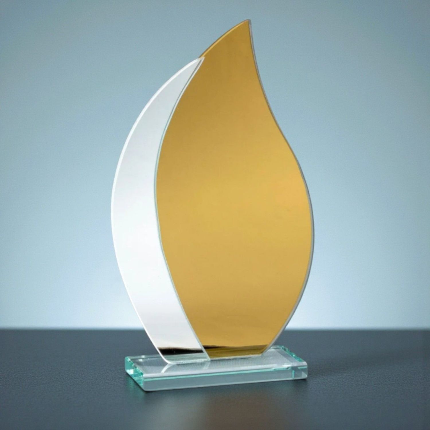 Glastrophäe Golden Flame aus Spiegelglas in Goldoptik mit flammenförmiger Glasform