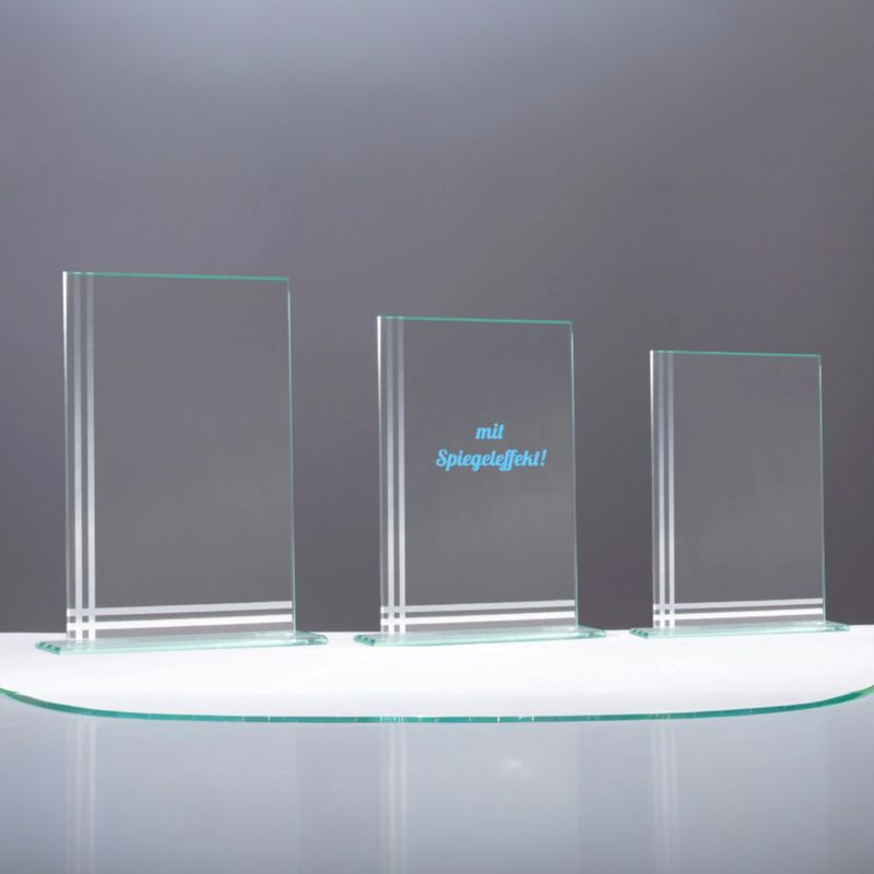 Drei klare Glastrophäen aus 4 mm starkem Glas mit spiegelnden Ornamentkanten in abgestuften Größen