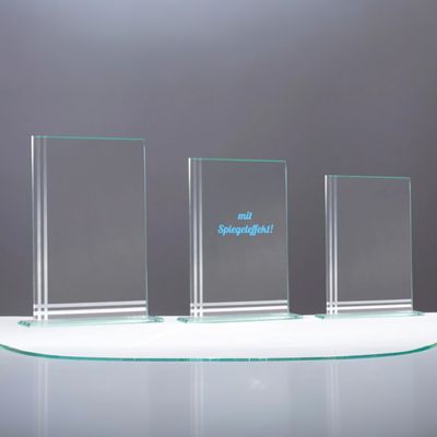 Drei klare Glastrophäen aus 4 mm starkem Glas mit spiegelnden Ornamentkanten in abgestuften Größen