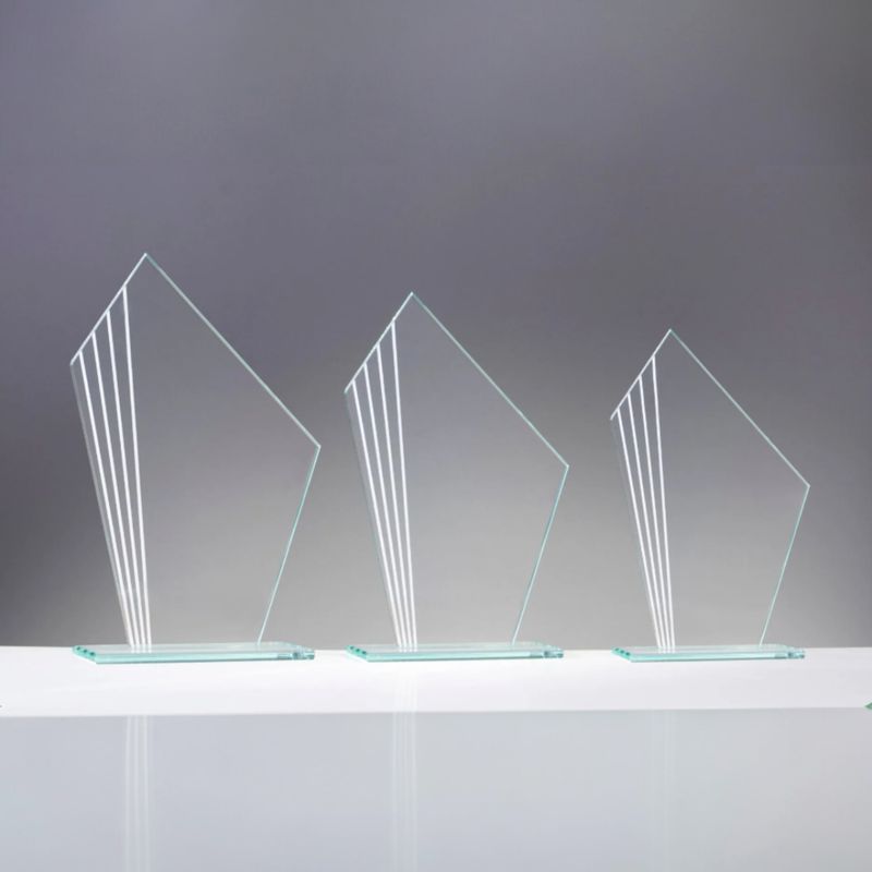 Drei schräge Glastrophäen aus 4 mm starkem Glas mit spiegelnden Ornamentlinien in abgestuften Größen