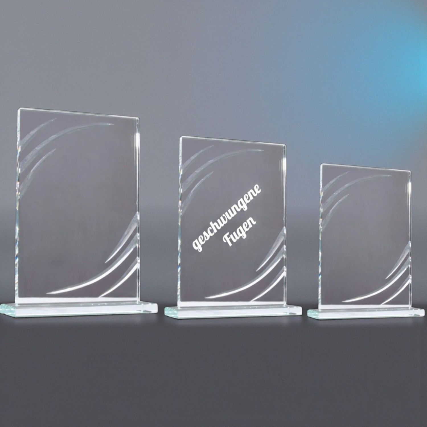 Glastrophäe Glas-Trophäe Luxusglas aus 10 mm starkem Klarglas mit geschwungenen Linienornamenten
