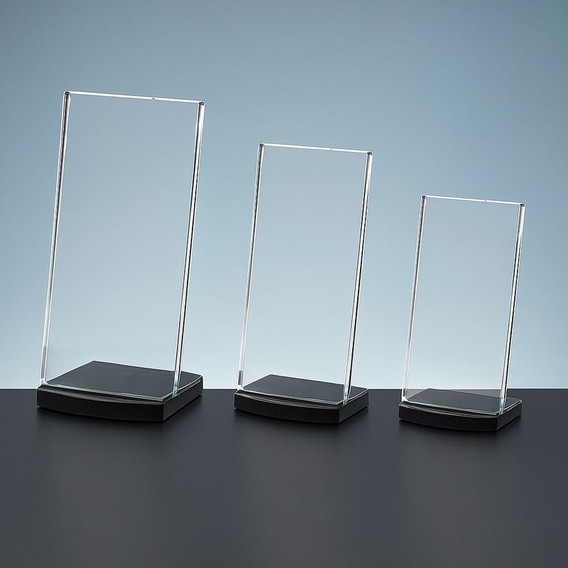 Klare Glas-Trophäe aus 10 mm starkem Kristallglas mit schwarzem Sockel