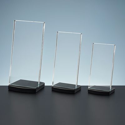 Klare Glas-Trophäe aus 10 mm starkem Kristallglas mit schwarzem Sockel