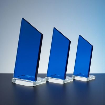 Glas-Trophäe Blauglas aus 10 mm starkem blauem Glas mit schräger Form