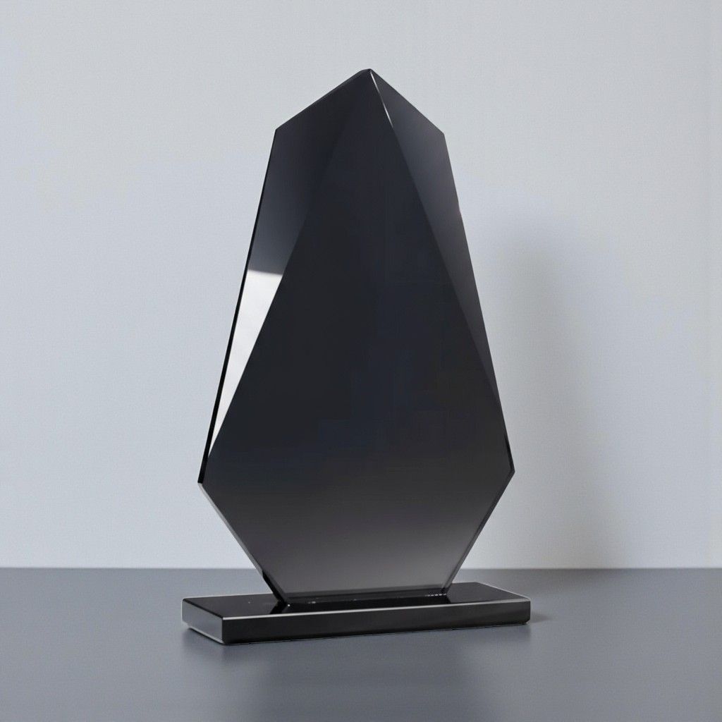 Schwarze Glastrophäe aus Obsidian-Glas Black Rock mit 10 mm Glasstärke und markanter Facettenform