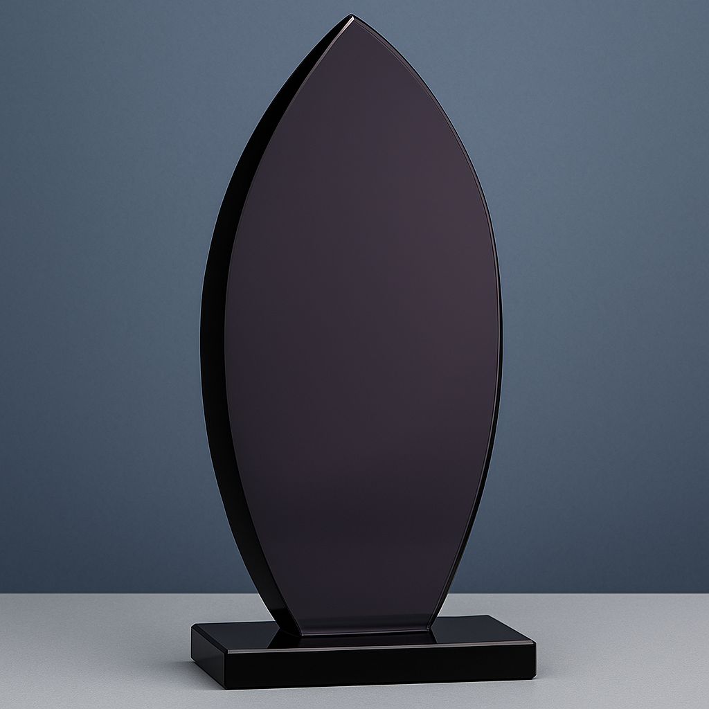 Dunkle Glastrophäe aus Obsidian-Glas Blacky mit 10 mm Glasstärke und weicher ovaler Form