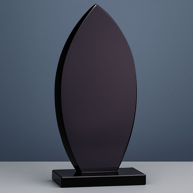 Dunkle Glastrophäe aus Obsidian-Glas Blacky mit 10 mm Glasstärke und weicher ovaler Form