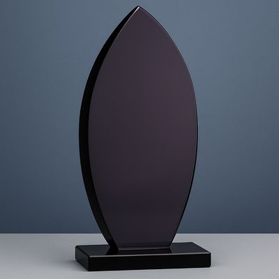 Dunkle Glastrophäe aus Obsidian-Glas Blacky mit 10 mm Glasstärke und weicher ovaler Form