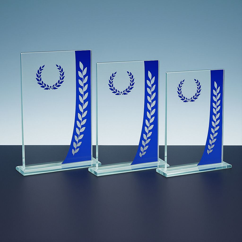 Glastrophäe Glastrophäen 3er Serie aus Klarglas mit blau-silbernem Spiegelglas auf Glassockel