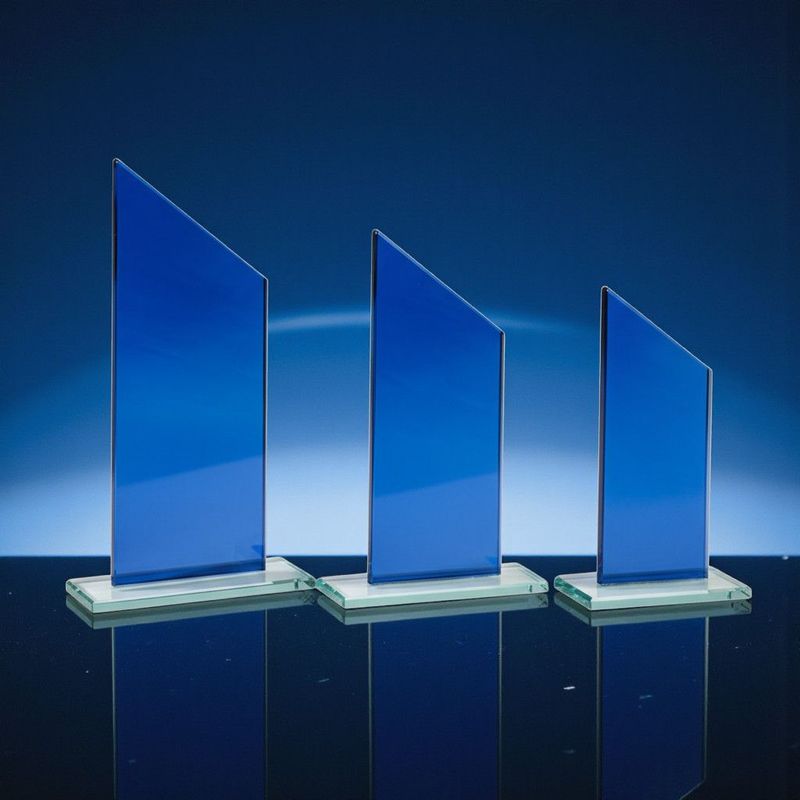 Blaue Glastrophäen in 3er Serie mit unterschiedlichen Höhen auf Glassockeln