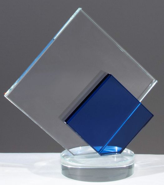 Moderne Glastrophäe aus Kristallglas mit blauem Spiegelglas auf rundem Glassockel