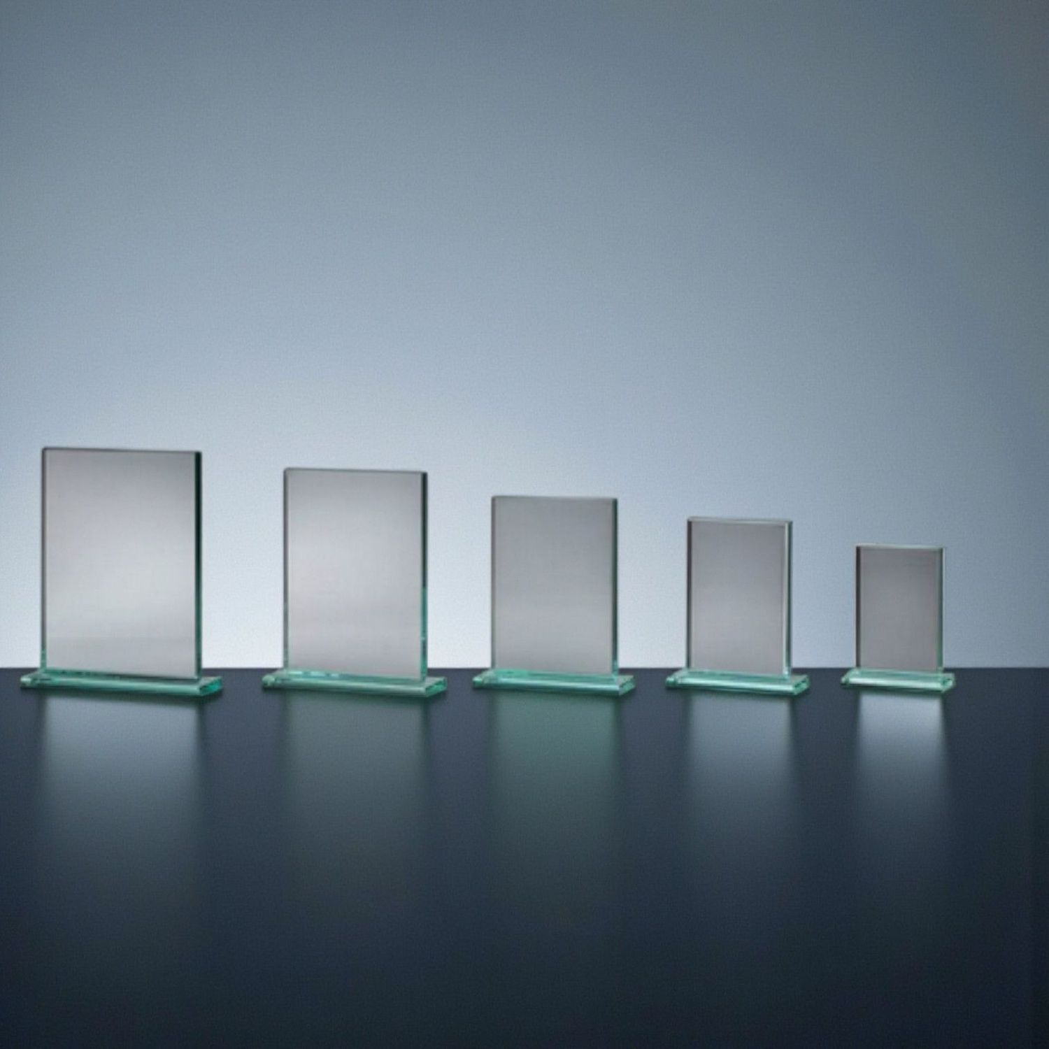 Glastrophäe Rechteckige Glastrophäe Rupert aus klarem Glas mit Glasfuß in fünf Größen