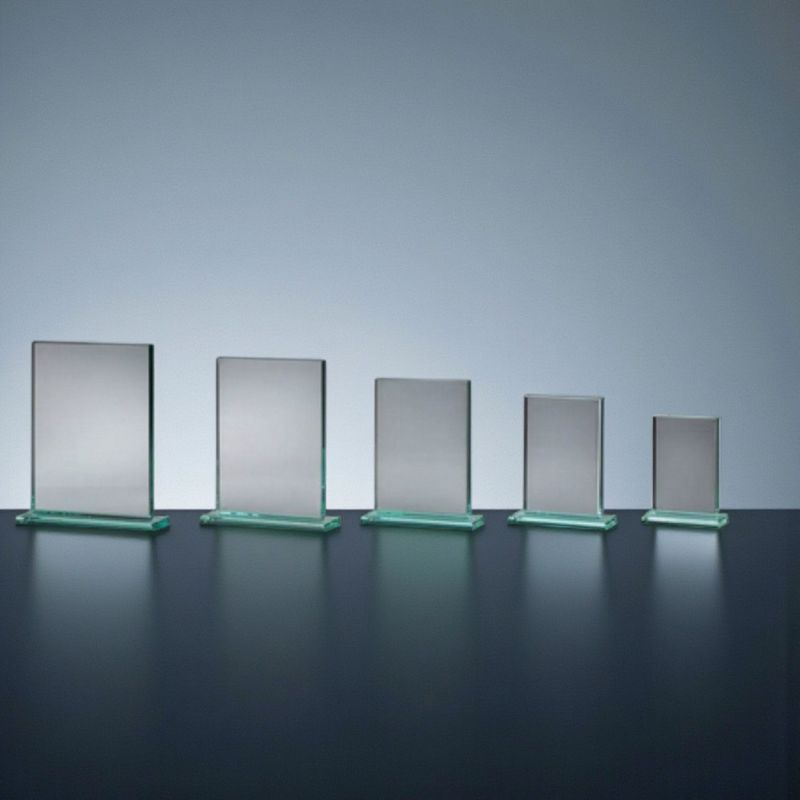 Rechteckige Glastrophäe Rupert aus klarem Glas mit Glasfuß in fünf Größen