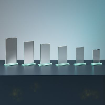 Rechteckige Glastrophäe Christoph aus klarem Glas mit Glasfuß in sechs Größen