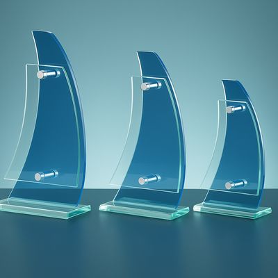 Glastrophäe Sailing mit geschwungener Form und blauem Glaselement in drei Größen