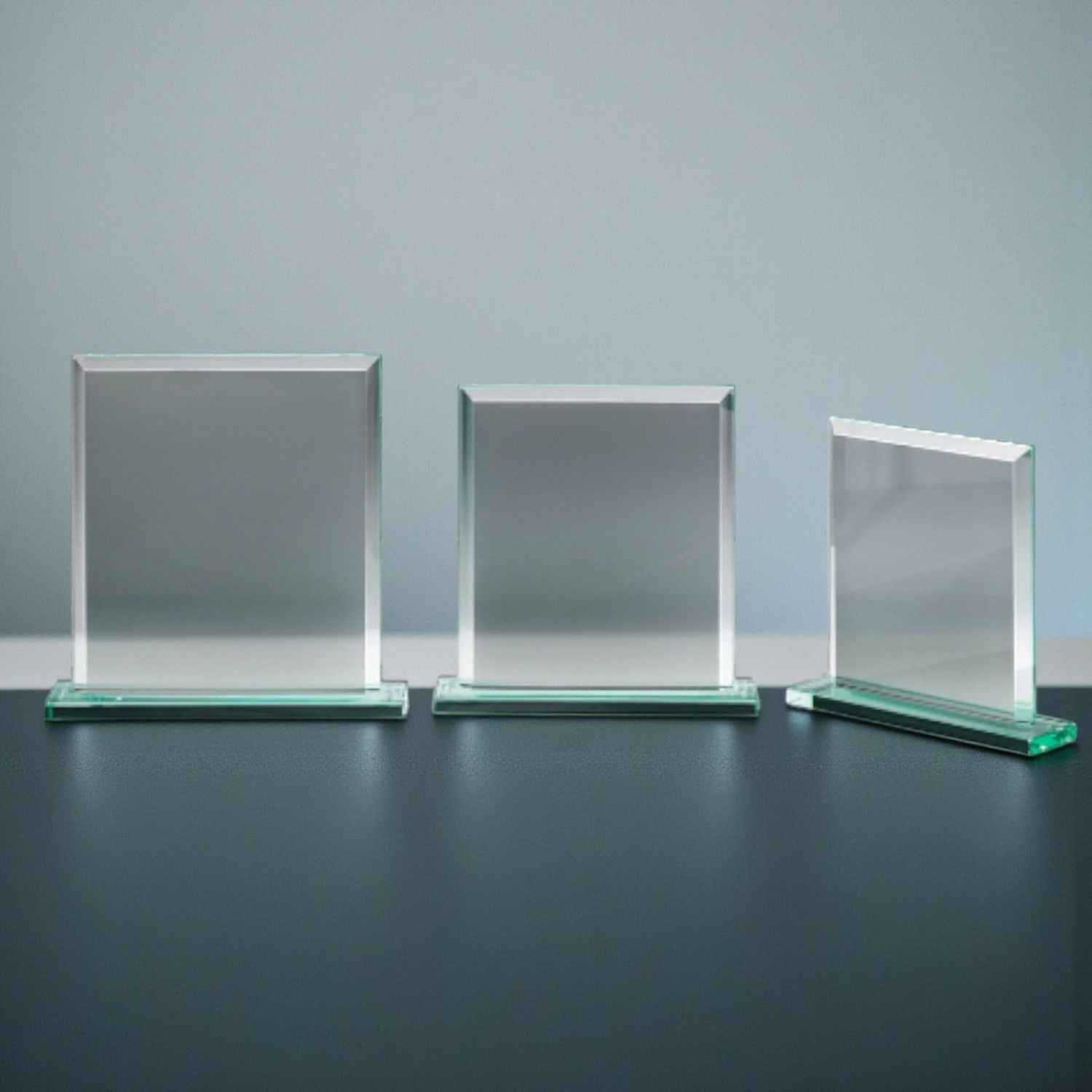 Jadeglas-Trophäe Glastrophäe Clear Edge aus Jadeglas mit grünem Glassockel in drei Größen