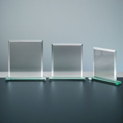 Jadeglas-Trophäe Glastrophäe Clear Edge aus Jadeglas mit grünem Glassockel in drei Größen