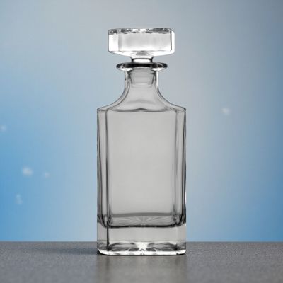 Spirituosenflasche aus klarem Kristallglas mit Direktgravur