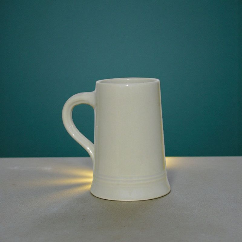 Heller Keramik-Wiesenkrug mit Henkel und 0,5 Liter Fassungsvermögen 