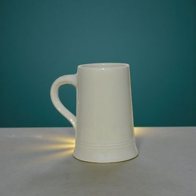 Heller Keramik-Wiesenkrug mit Henkel und 0,5 Liter Fassungsvermögen 