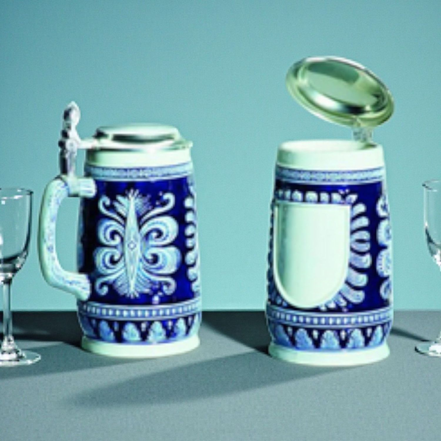 Keramikkrug mit Zinndeckel blau weiß 0,5 l