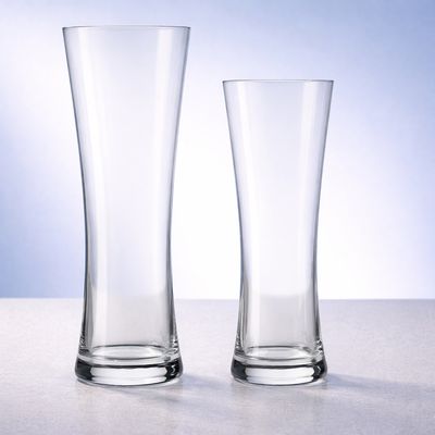 Klassisches Weizenbierglas aus klarem Glas mit schlanker Silhouette