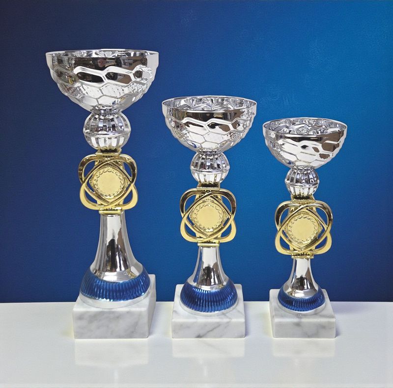 Silberner Pokal Blue Line mit blauem Zwischenelement, Marmorsockel und Emblemträger als 3er Serie