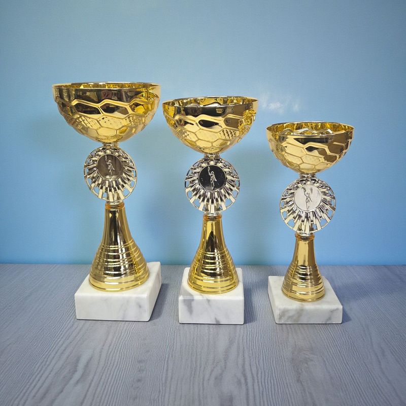 Goldener Pokal Classic Gold mit strukturierter Schale, Marmorsockel und Emblemträger als 3er Serie