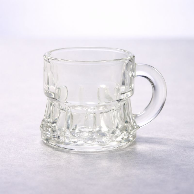 Stamperl mit Henkel aus Klarglas