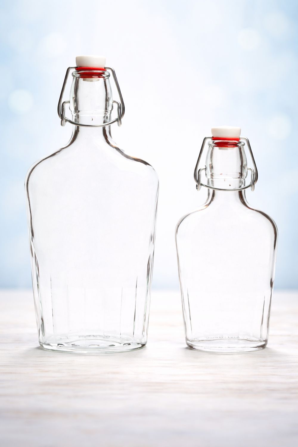 Klarglas Bügelflaschen mit Drahtverschluss in 0,25 l und 0,5 l auf hellem Hintergrund.