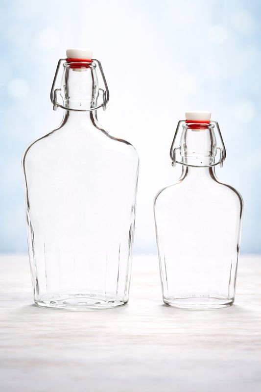 Klarglas Bügelflaschen mit Drahtverschluss in 0,25 l und 0,5 l auf hellem Hintergrund.