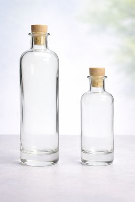 Schnapsflasche aus Glas mit Holzgriffkork