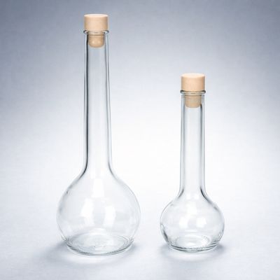 Schnapsflasche Glasflasche Tulipano aus klarem Glas mit Holzgriffkorken in zwei Größen, gravierbar