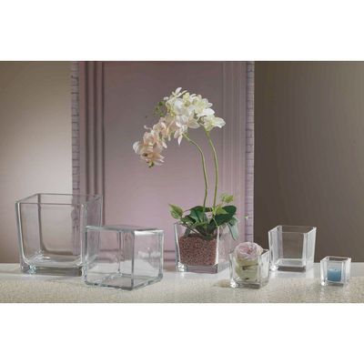 Quadratische Teelichtvasen aus klarem Glas in verschiedenen Größen als dekorative Tischvasen