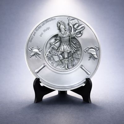 Zinnteller „St. Florian“ ab € 125,00 Zinnteller St. Florian mit Reliefprägung und Feuerwehrsymbolen in Handarbeit gefertigt