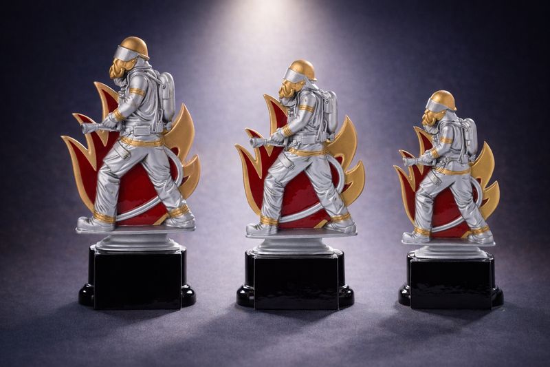 Feuerwehr Resinfiguren 3er Serie mit Schlauchangriff Motiv auf Sockel