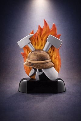 Resinfigur Feuerwehr Helm und Axt mit Flammenmotiv auf schwarzem Sockel