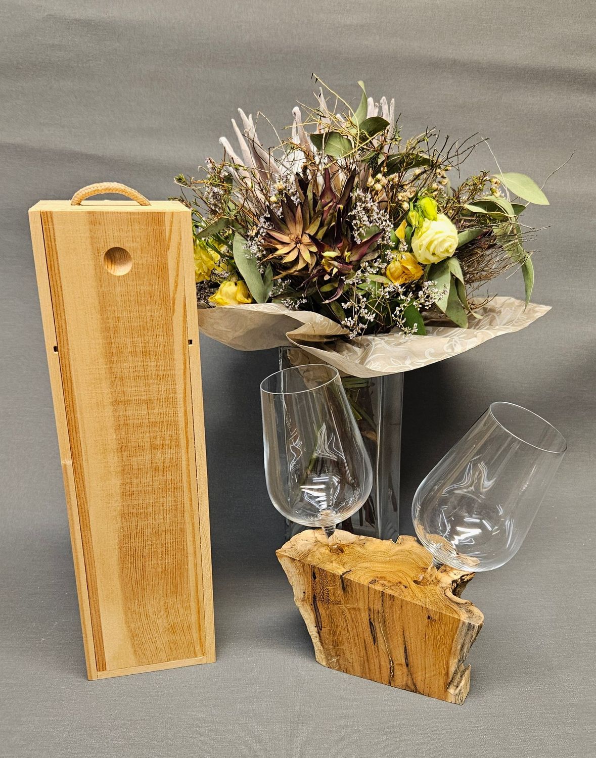 Wurzelholz Weingeschenk mit zwei Gläsern und Holzbox als Geschenkset