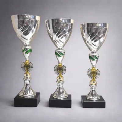 Pokal Silberpokal Dynamo mit Spiraldesign, grünem Dekor und Marmorsockel in drei Größen