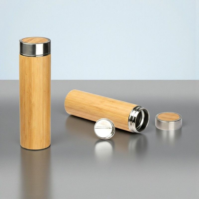 Gravierbare Edelstahl Trinkflasche mit Bambusmantel und Gravur am Deckel