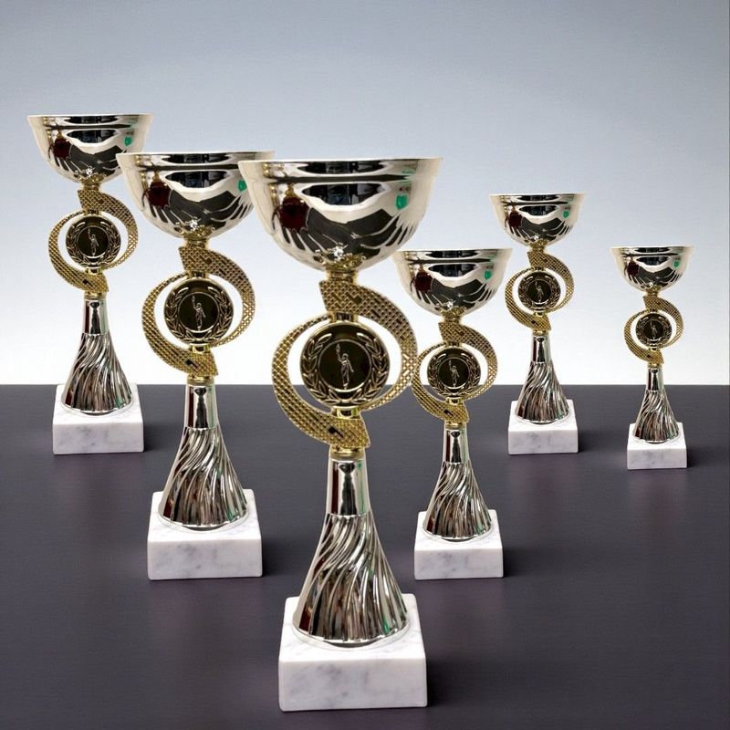 Pokal „Tilda“ 6er Serie, ab € 9,00 Silberfarbene Pokalserie Tilda mit gedrehter Säule, Emblemhalter und Marmorsockel