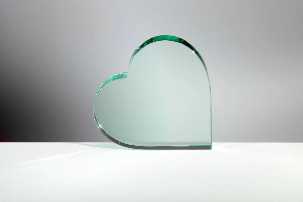 Glasherz mit Gravurfläche im Geschenketui als symbolisches Geschenk