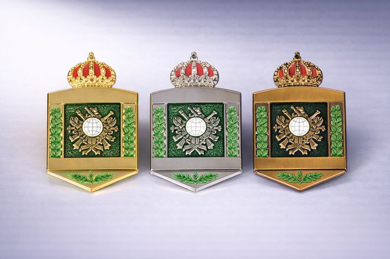 Schützenabzeichen mit Krone in Gold Silber Bronze farbig emailliert