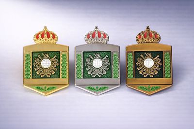 Schützenabzeichen mit Krone in Gold Silber Bronze farbig emailliert