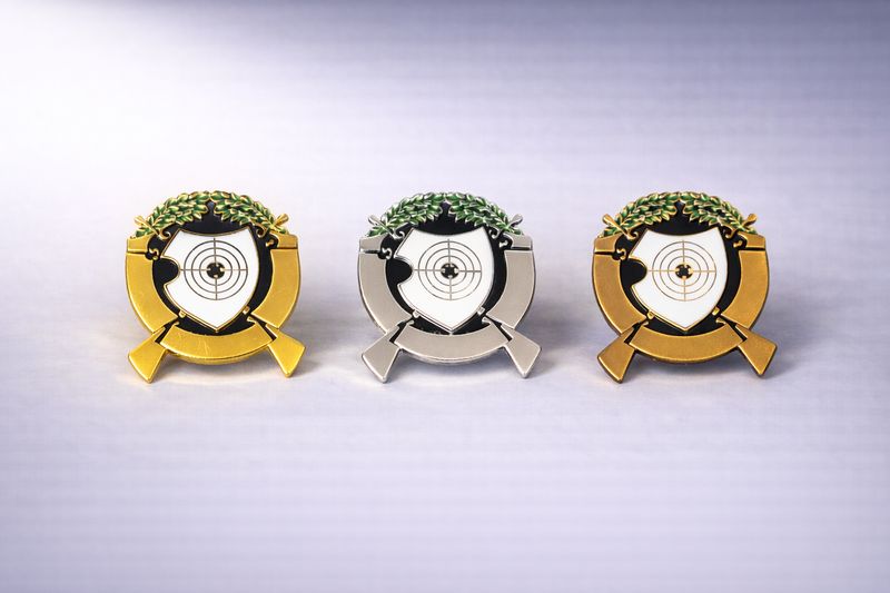 Schützenabzeichen Zielscheibe mit Eichenlaub und Gewehren in Gold Silber Bronze