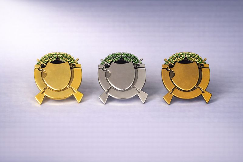 Schützenabzeichen Schild mit gekreuzten Gewehren in Gold Silber Bronze