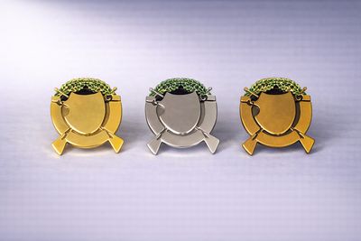 Schützenabzeichen Schild mit gekreuzten Gewehren in Gold Silber Bronze