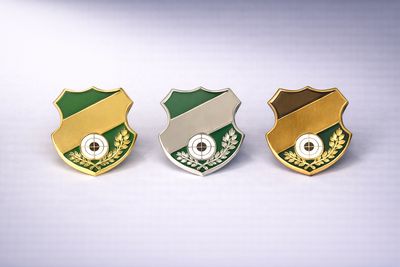 Schützenabzeichen Wappenschild in Gold Silber Bronze mit Zielscheibenmotiv