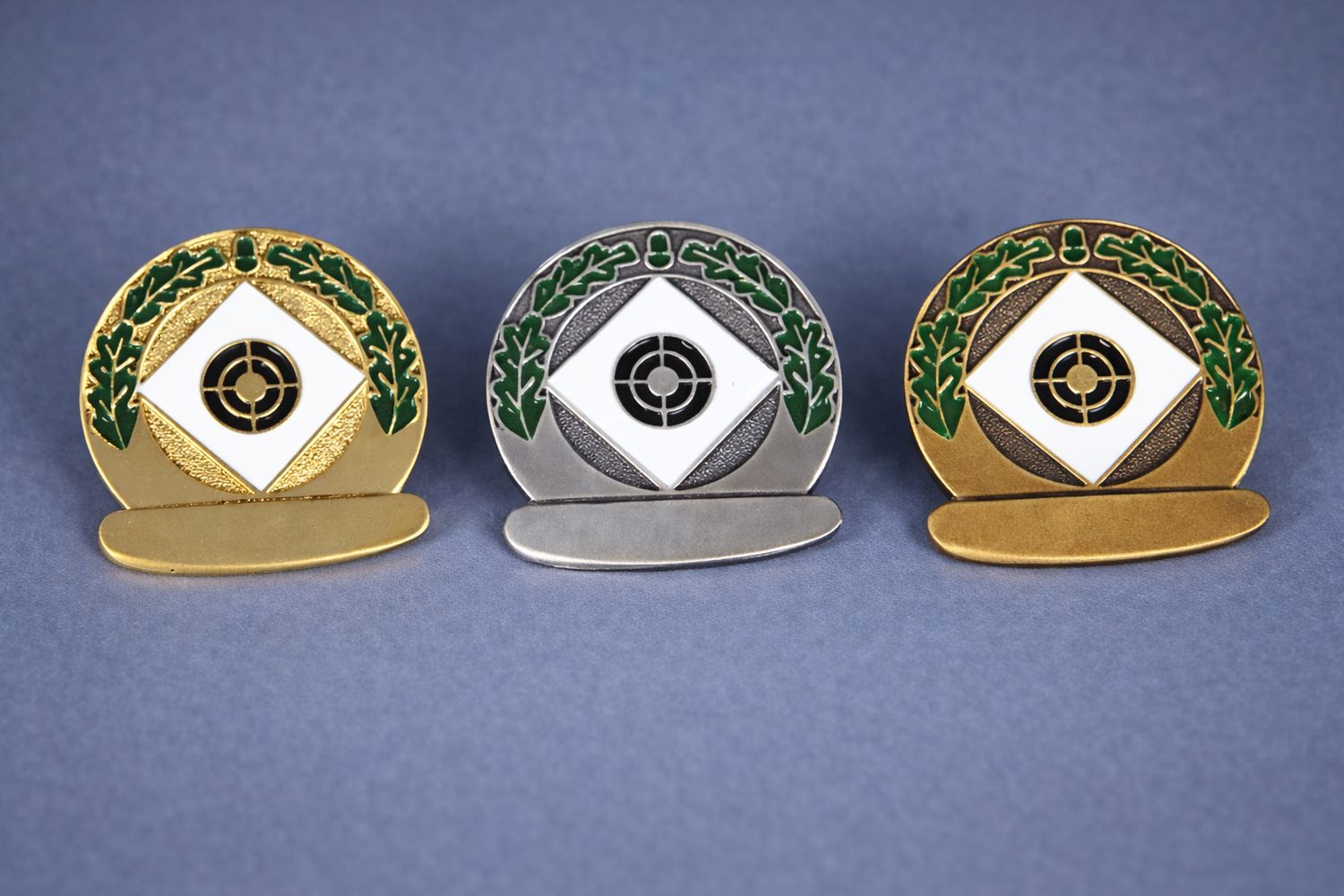 Ansteckpin Schützenabzeichen Zielscheibe mit Lorbeerkranz in Gold Silber Bronze